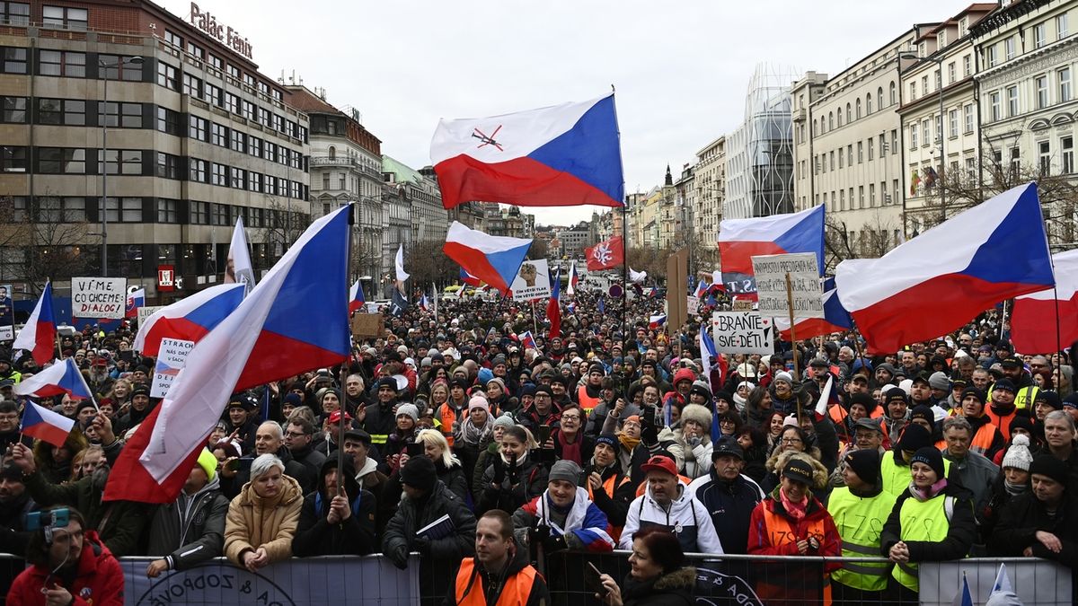 Na pochod Prahou se vydaly tisíce odpůrců covidových opatření
